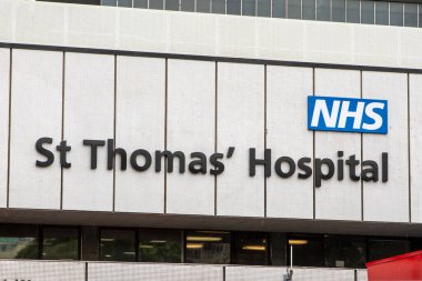 Londra, İngiltere - 17 Haziran 2020: Londra, İngiltere 'deki St. Thomas Hastanesi' nin dış kısmında bir tabela.