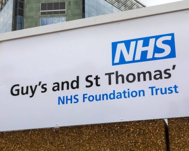 Londra, İngiltere - 17 Haziran 2020: Londra 'daki St. Thomas Hastanesi' nin önünde Erkekler ve St Thomas NHS Vakfı Vakfı 'nın bir parçası olan bir tabela.