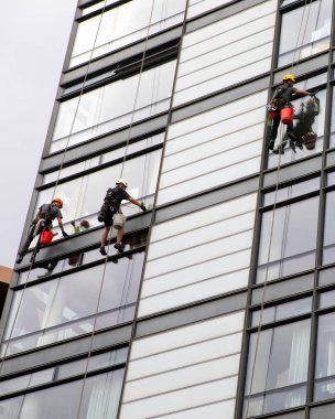 Londra, İngiltere - 17 Haziran 2020: Pencere Temizleyicileri Londra, İngiltere 'de modern bir gökdelen binasını temizliyor.