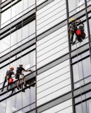 Londra, İngiltere - 17 Haziran 2020: Pencere Temizleyicileri Londra, İngiltere 'de modern bir gökdelen binasını temizliyor.