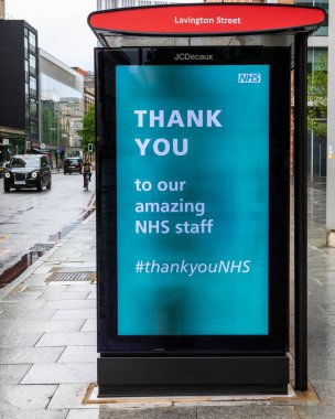 Londra, İngiltere - 17 Haziran 2020: Coronavirus salgını sırasında Londra, İngiltere 'de bir otobüs durağında NHS' ye teşekkür mesajı gösteriliyor..