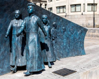 Londra, İngiltere - 24 Haziran 2020: Christs Hastanesi Anma Heykeli - Londra 'daki Christchurch Greyfriars Church Garden' da bulunan Christs Hastanesi Okullarının anısına. 