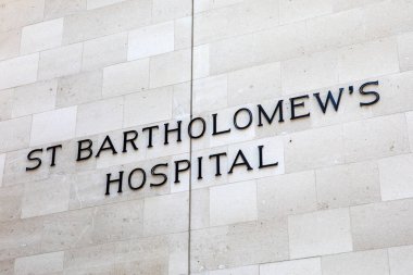 Londra, İngiltere - 24 Haziran 2020: Londra 'daki tarihi St. Bartholomews Hastanesi girişinde bir tabela. 