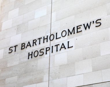 Londra, İngiltere - 24 Haziran 2020: Londra 'daki tarihi St. Bartholomews Hastanesi girişinde bir tabela.
