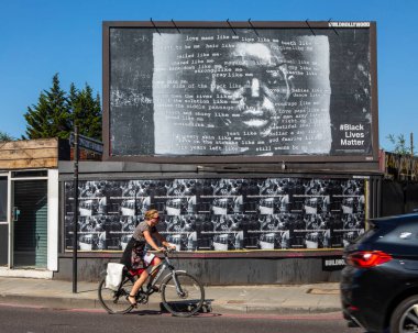 Londra, İngiltere - 24 Haziran 2020: Doğu Londra, İngiltere 'de Siyahi Yaşamlar Önemi Hareketi' ni destekleyen dev bir reklam panosu afişi.