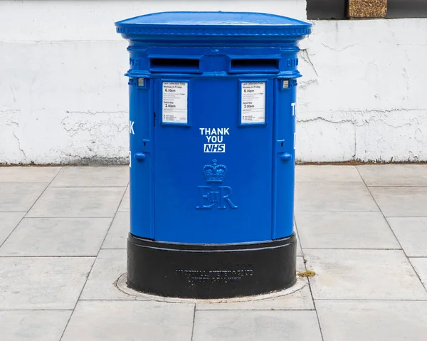 Londyn Wielka Brytania Czerwca 2020 Niebieska Skrzynka Pocztowa Przed Szpitalem — Zdjęcie stockowe