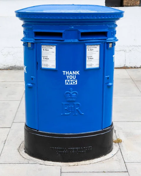 ロンドン 6月17日2020 ロンドンのセント トーマス病院の外にあるコロナウイルスパンデミックの間の彼らの仕事を支援するために青いポストボックスに描かれた感謝のメッセージ — ストック写真