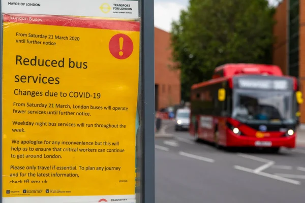 2020 사우스 런던에 정류장에서 코로나 바이러스가 유행하는 런던에서 운행이 감소되었음을 — 스톡 사진