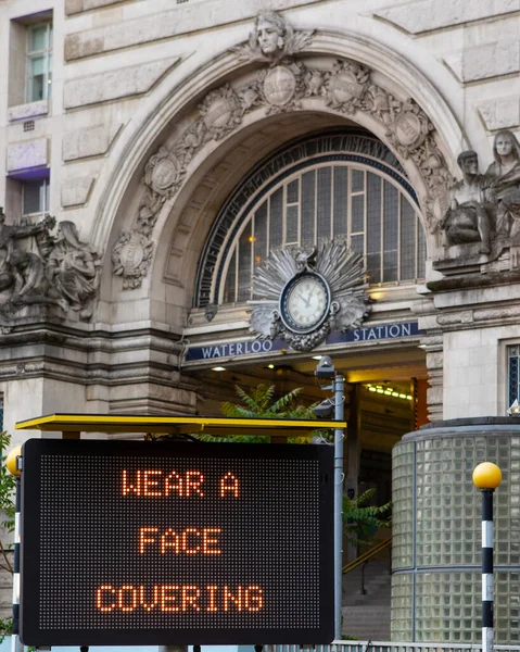 Лондон Великобритания Июня 2020 Года Вывеска Wear Face Coat Станции — стоковое фото