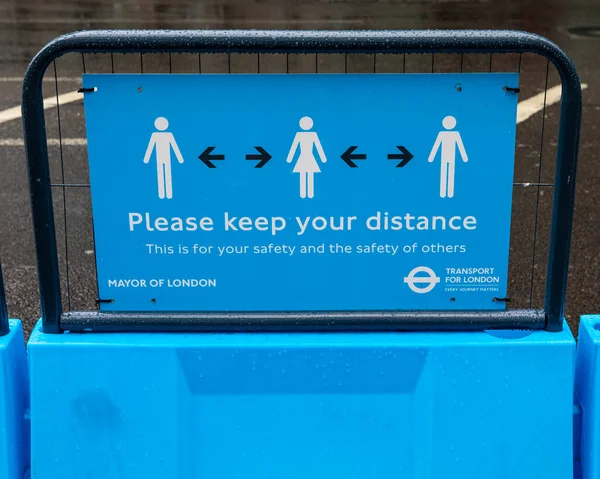 英国伦敦 2020年6月17日 伦敦市中心的一个标志提醒人们遵守社交距离指南 并与他人保持2米的距离 — 图库照片