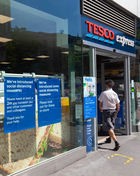 Londres Reino Unido Junio 2020 Señales Ventana Supermercado Tesco Express — Foto de Stock