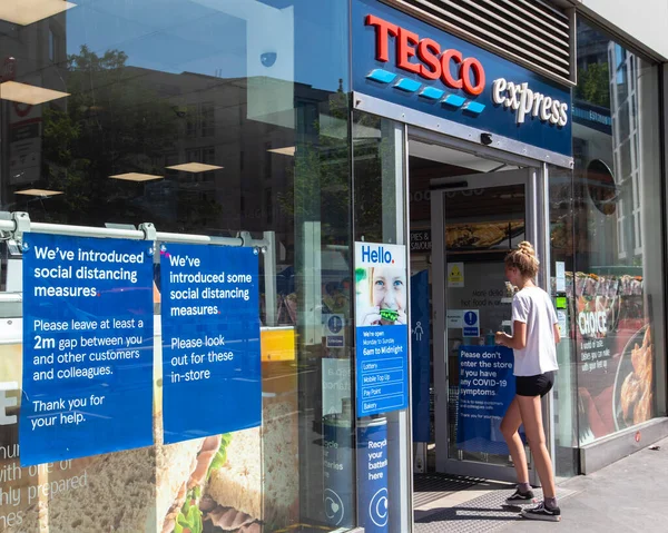 Londres Reino Unido Junio 2020 Señales Ventana Supermercado Tesco Express — Foto de Stock