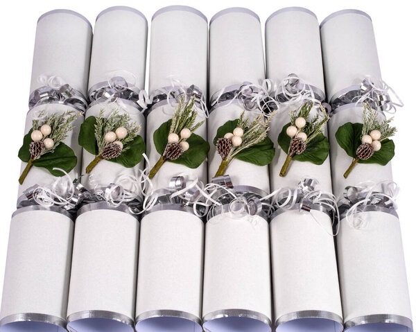 Студийный снимок традиционных рождественских крекеров.