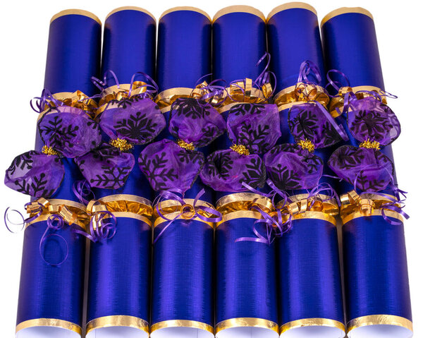 Студийный снимок традиционных рождественских крекеров.