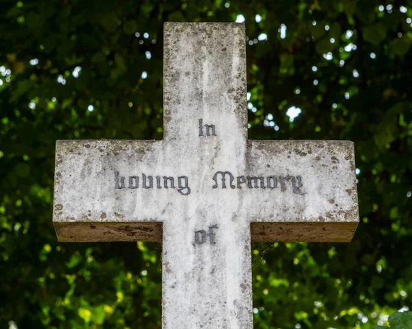 Loving Memory Wyryte Kamiennym Krzyżu Cmentarzu Lub Cmentarzu — Zdjęcie stockowe