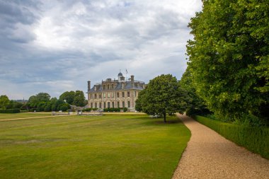 Dorset, İngiltere - 31 Temmuz 2020: İngiltere 'nin Dorset kentinde yer alan güzel Kingston Lacy evinin manzarası.