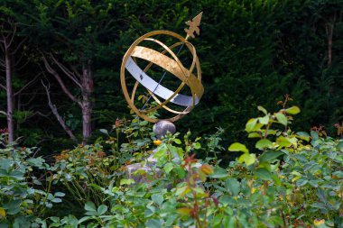 Dorset, İngiltere - 31 Temmuz 2020: Dorset, İngiltere 'deki Kingston Lacy House' da güzel bir güneş saati.