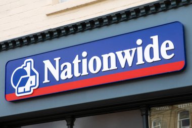 Dorset, İngiltere - 1 Ağustos 2020: The Nationwide Building Society logosu Dorset, İngiltere 'deki şubelerinden birinin girişinin üstünde.