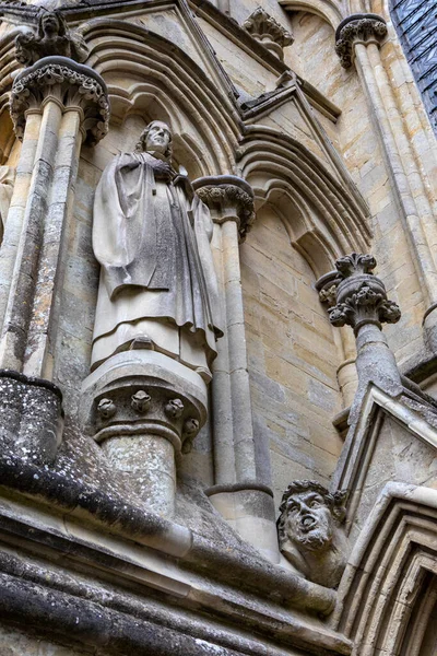 英国ウィルトシャーにある歴史的なサリズベリー大聖堂の外観の彫刻や彫像 — ストック写真