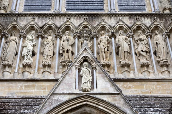 Skulpturen Und Statuen Der Außenfassade Der Historischen Salisbury Cathedral Wiltshire — Stockfoto