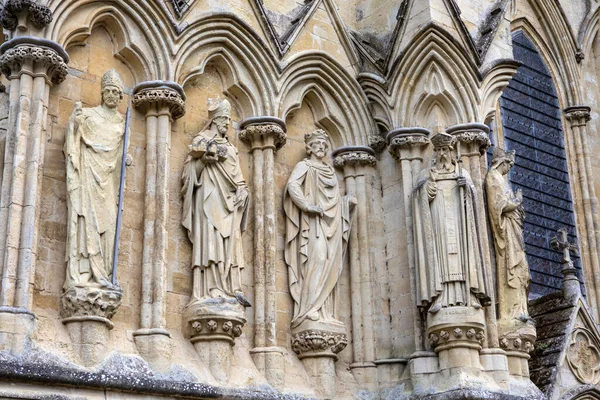 英国威尔特郡具有历史意义的索尔兹伯里大教堂外的雕塑和雕像 — 图库照片