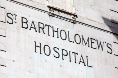 Londra, İngiltere - 18 Ağustos 2020: Londra 'daki tarihi St. Bartholomews Hastanesi girişinde bir tabela.