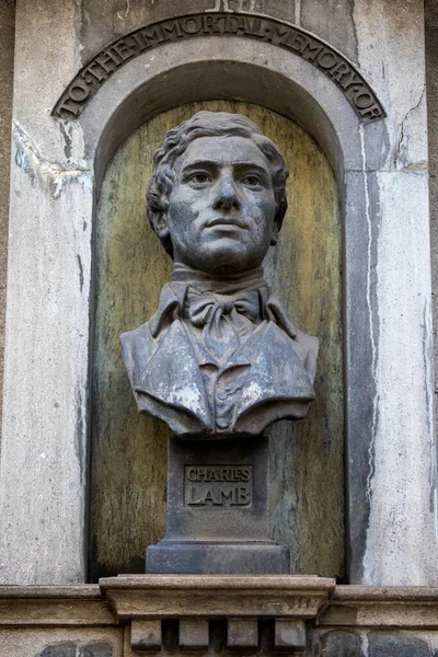 Памятник Известному Английскому Эссеисту Поэту Чарльзу Лэмбу Внешней Стороне Церкви — стоковое фото