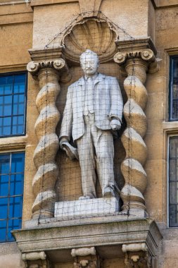 Oxford, İngiltere - 20 Ağustos 2020: Cecil Rhodes 'un Oxford, İngiltere' deki Oriel Koleji 'nin dışındaki heykeli. Cecil Rhodes 'un ırkçı ve sömürgeci kökleri nedeniyle tasarıyı kaldırmak için protestolar yapıldı..
