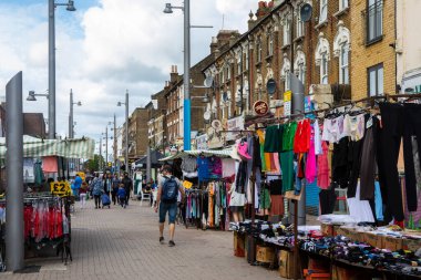 Londra, İngiltere - 22 Ağustos 2020: Walthamstow, Londra 'daki High Street' teki Walthamstow Market manzarası. Avrupa 'nın en uzun açık hava pazarıdır..