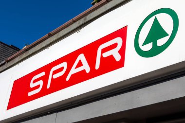 Kuzey Galler, İngiltere - 31 Ağustos 2020: The Spar Company logosu Kuzey Galler, İngiltere 'deki mağazalarından birinin girişinin üstünde.  