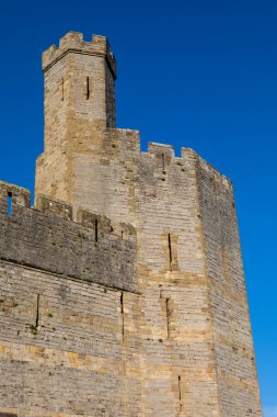 Kuzey Galler 'in tarihi Caernarfon kasabasında bulunan Caernarfon Kalesi' nin bir tareti..