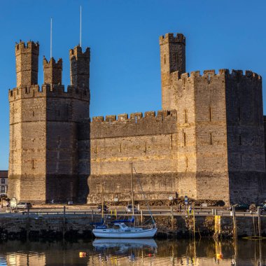 Caernarfon, Galler - 31 Ağustos 2020: Kuzey Galler 'deki Caernarfon kasabasındaki güzel Caernarfon Kalesi manzarası.