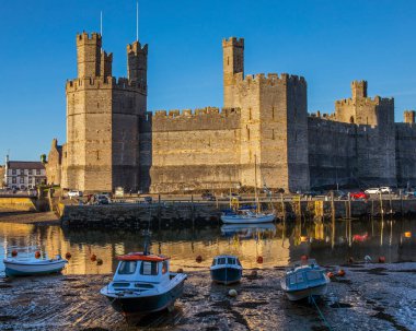 Caernarfon, Galler - 31 Ağustos 2020: Kuzey Galler 'deki Caernarfon kasabasındaki güzel Caernarfon Kalesi manzarası.