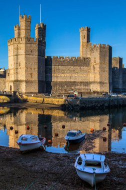 Caernarfon, Galler - 31 Ağustos 2020: Kuzey Galler 'deki Caernarfon kasabasındaki güzel Caernarfon Kalesi manzarası.
