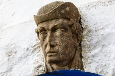 Kuzey Galler 'deki Portmeirion' da, Rotunda kayalıklarının altındaki mağara girişinin üstündeki heykelin yakın çekimi..