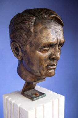 Portmeirion, Wales - 1 Eylül 2020: The Prisoner 'ın yıldızı aktör Patrick McGoohan' ın TV dizisinin çekildiği Kuzey Galler 'in Portmeirion köyündeki büstü.