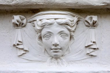 Kuzey Galler 'deki Portmeirion köyünün duvarındaki güzel bir klasik heykelin yakın çekimi..