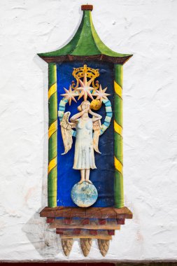 Portmeirion, Wales - 1 Eylül 2020: Kuzey Galler 'deki güzel Portmeirion köyünde bir Melek kulübesinin dış yüzeyindeki mimari bir detayın yakın çekimi.