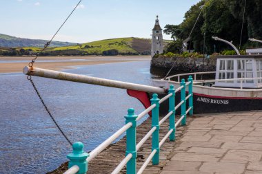 Portmeirion, Wales - 1 Eylül 2020: Amis Reunis gemisi ve Kuzey Galler 'deki Gözlemevi Kulesi. Arka planda Dwyryd Estuary var.