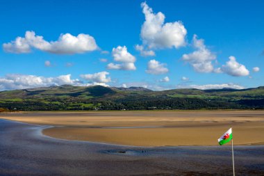 Kuzey Galler 'deki Portmeirion köyünden Dwyryd Estuary' e bakın..