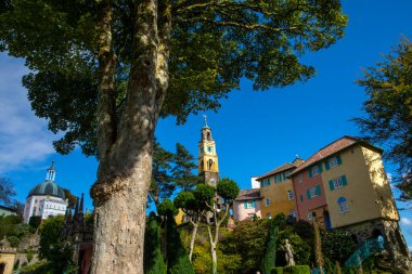 Portmeirion, Galler - 1 Eylül 2020: Kuzey Galler 'deki Portmeirion köyünün manzarası - çan kulesi ve Kubbe de dahil olmak üzere manzaranın tadını çıkarıyor.