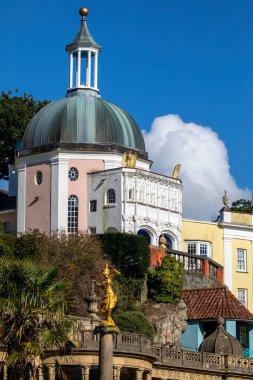 Kuzey Galler 'in güzel Portmeirion köyünde bulunan Kubbe' nin ya da Pantheon 'un manzarası..