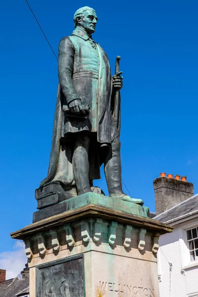 英国威尔士布列塔尼镇威灵顿公爵的雕像 — 图库照片
