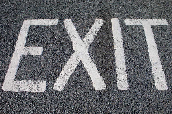 Exit Kelimesi Bir Otoparkın Kaldırımına Iliştirildi — Stok fotoğraf