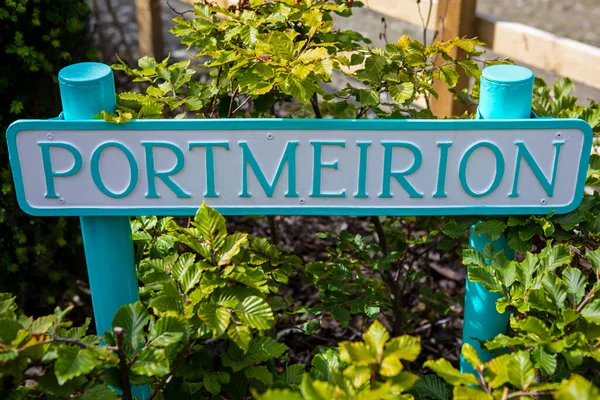 Kuzey Galler 'deki ünlü Portmeirion köyünün girişinde bir Portmeirion sokak tabelası..