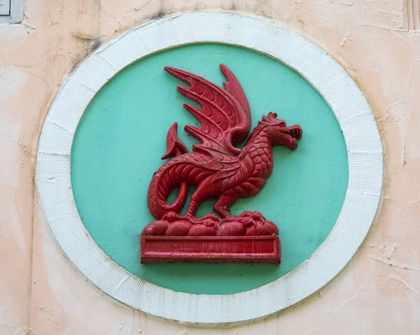 Rzeźba Czerwonego Smoka Symbol Walii Znajdujący Się Zewnątrz Domu Bramy — Zdjęcie stockowe