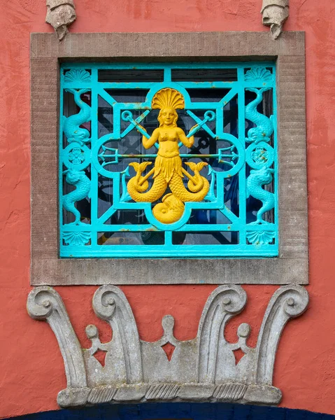 Σύμβολο Γοργόνας Στο Εξωτερικό Του Bridge House Στο Χωριό Portmeirion — Φωτογραφία Αρχείου
