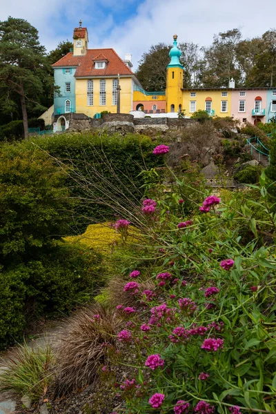 北ウェールズのポルトメイリオン村を背景に チャントリーとオニオンドームを持つ美しい野生の花の景色 — ストック写真