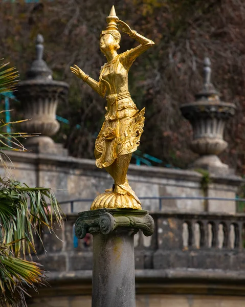 Eine Der Schönen Goldenen Burmesischen Tänzerinnen Statuen Dorf Portmeirion Nordwales — Stockfoto