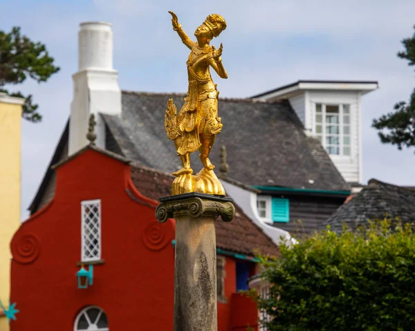 Egyik Gyönyörű Arany Burmai Táncos Szobrok Falu Portmeirion Észak Wales — Stock Fotó